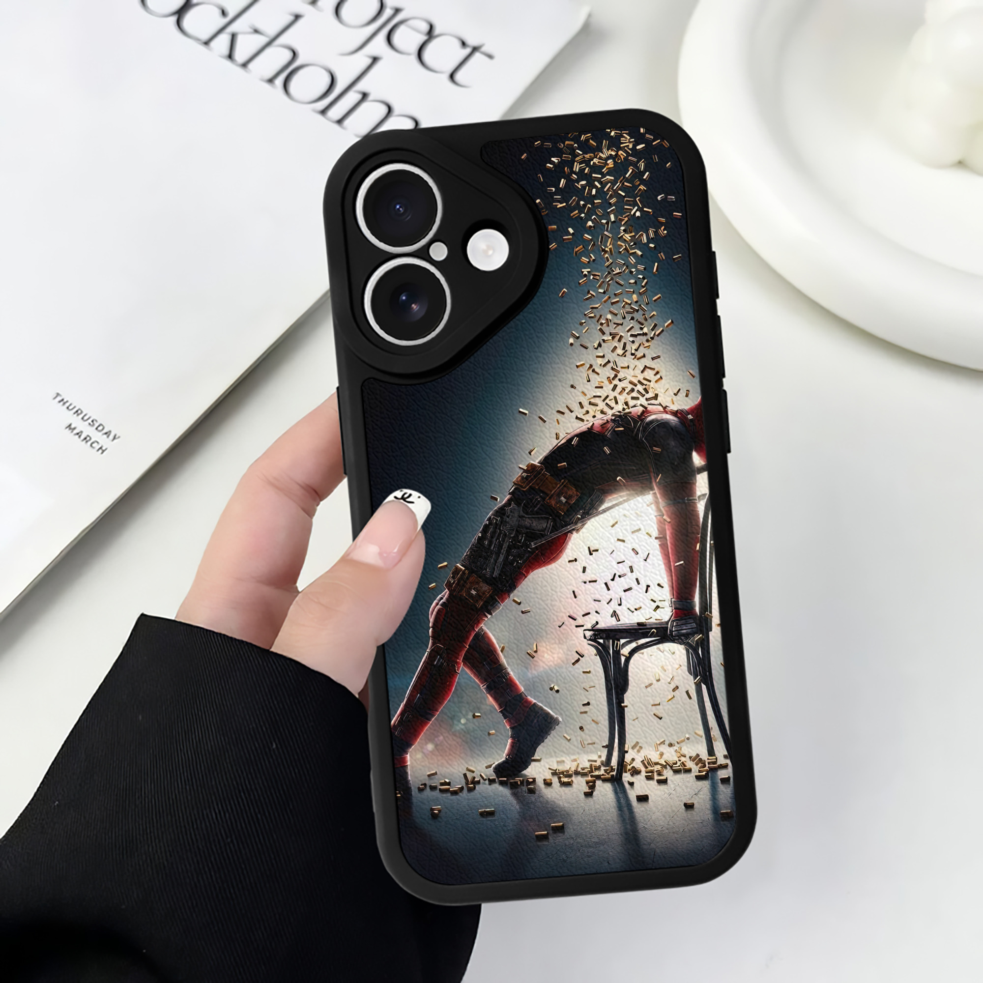（画像用） Deadpool デッドプール 【iPhone 16シリーズ対応】シリコンスマホケース（レザー調） 材質：シリコン